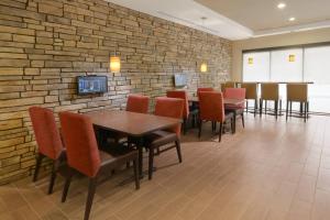 una sala da pranzo con tavoli, sedie e un muro di mattoni di TownePlace Suites by Marriott Denver South/Lone Tree a Lone Tree