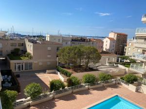 desde el balcón de un apartamento con piscina en 06AI - Beau studio rénové - vue mer et piscine, en Vallauris