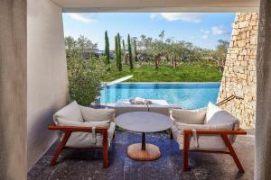 Bassein majutusasutuses W Costa Navarino või selle lähedal