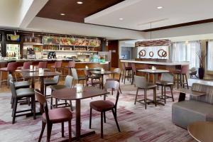 Courtyard by Marriott Raleigh Midtown 라운지 또는 바