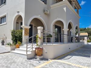 Casa bianca con balcone e scale di Sailors Luxury Cottage ad Agia Pelagia Chlomou