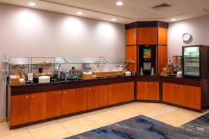 un restaurante con una barra con algo de comida en Fairfield Inn & Suites by Marriott Venice en Venice