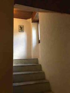- une vue sur un escalier dans un bâtiment dans l'établissement Rustico Cà Laura, à Brione