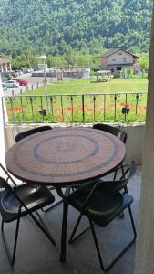 stół i krzesła na balkonie z widokiem w obiekcie Rustico Cà Laura w mieście Brione