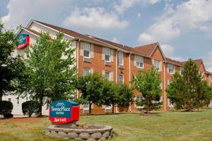 un grand bâtiment en briques avec un panneau devant lui dans l'établissement TownePlace Suites by Marriott Indianapolis - Keystone, à Indianapolis