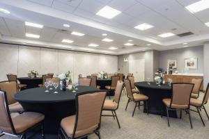 SpringHill Suites by Marriott Charlotte Ballantyne في تشارلوت: قاعة اجتماعات فيها طاولات وكراسي