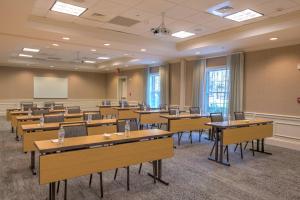 une salle de classe avec des tables et des chaises et un tableau blanc dans l'établissement Courtyard Chapel Hill, à Chapel Hill