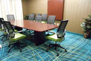 einen Konferenzraum mit einem Holztisch und Stühlen in der Unterkunft SpringHill Suites Morgantown in Morgantown