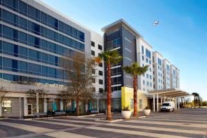 un gran edificio con palmeras delante en Residence Inn by Marriott Orlando Lake Nona en Orlando