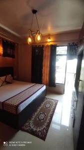 um quarto com uma cama, um tapete e um lustre em Puri's BnB em Shimla