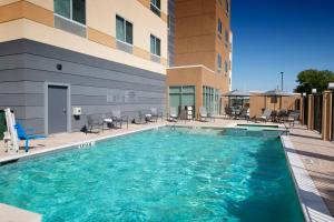 Fairfield by Marriott Inn & Suites Dallas East في دالاس: مسبح امام مبنى