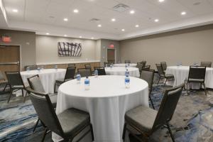 Pokój ze stołami i krzesłami z białymi tkaninami w obiekcie Fairfield by Marriott Inn & Suites Dallas East w mieście Dallas