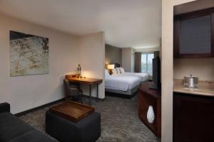 SpringHill Suites by Marriott Tampa Westshore في تامبا: غرفه فندقيه سرير وتلفزيون