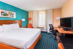 ゲイルズバーグにあるFairfield Inn & Suites by Marriott Galesburgのベッド1台、薄型テレビが備わるホテルルームです。