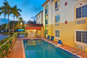 een zwembad voor een gebouw bij TownePlace Suites by Marriott Fort Lauderdale Weston in Weston