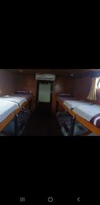 un grupo de tres camas vacías en una habitación en NATALIA07 en Pelabuhan Ratu