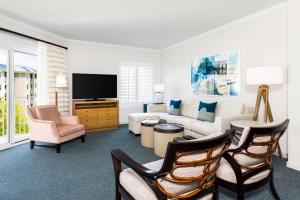 sala de estar con sofá y TV en Marriott's SurfWatch en Hilton Head Island