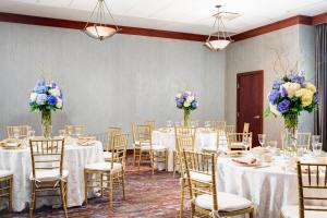 una sala de banquetes con mesas y sillas con flores en Residence Inn by Marriott National Harbor Washington, D.C. Area, en National Harbor