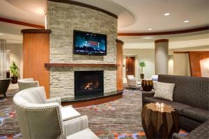 Il comprend un salon avec une cheminée et une télévision. dans l'établissement Residence Inn by Marriott National Harbor Washington, D.C. Area, à National Harbor