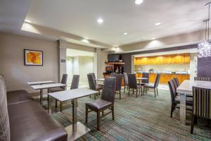 um restaurante com mesas e cadeiras e uma cozinha em Residence Inn by Marriott Salisbury em Salisbury