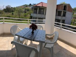un tavolo blu e sedie sul balcone di Guest House Green Garden a Ulcinj