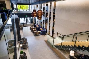 eine Lobby mit Sofas und Stühlen in einem Gebäude in der Unterkunft Elliot Park Hotel, Autograph Collection in Minneapolis