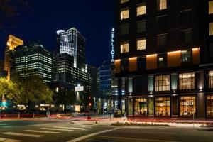 una calle de la ciudad por la noche con edificios altos en Elliot Park Hotel, Autograph Collection en Minneápolis