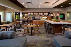 a restaurant with tables and chairs and a bar at Courtyard Orlando International Drive/Convention Center in Orlando