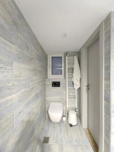 La salle de bains est pourvue de toilettes blanches. dans l'établissement Hermes - Acropolis Residence Apartment, à Athènes