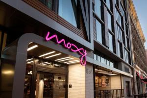 サンディエゴにあるMoxy San Diego Gaslamp Quarterの建物脇のネオン看板店