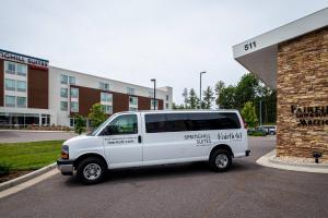 ein weißer Van vor einem Gebäude geparkt in der Unterkunft SpringHill Suites by Marriott Wisconsin Dells in Wisconsin Dells