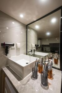 深圳的住宿－WESU微宿设计公寓(深圳福田八卦岭店)，浴室设有大型白色水槽和镜子