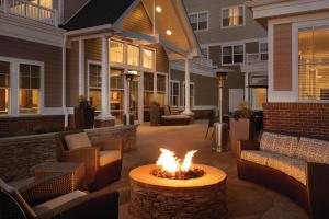 a fire pit in the middle of a patio at Residence Inn by Marriott Newport Middletown in Middletown