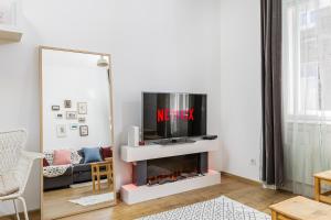 sala de estar con TV encima de la chimenea en Paco&Orsi's homey cosy apartment in the city center en Budapest