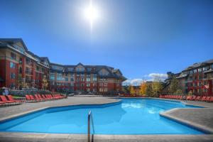 uma grande piscina com cadeiras e edifícios em Marriott's Timber Lodge em South Lake Tahoe