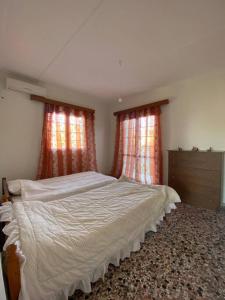 Postel nebo postele na pokoji v ubytování Case di Stavros 2