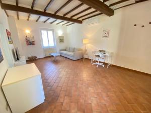 uma sala de estar com um sofá e uma mesa em BnBetter - Appartamento Teddy, Comodo per Firenze em Prato