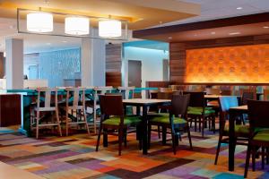 a dining area with tables and chairs in a restaurant at Fairfield Inn & Suites by Marriott Des Moines Urbandale in Urbandale