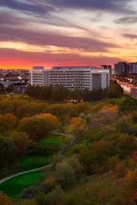 duży budynek w środku miasta o zachodzie słońca w obiekcie Toronto Airport Marriott Hotel w mieście Toronto