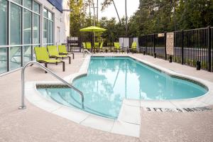 Swimming pool sa o malapit sa SpringHill Suites by Marriott Savannah Richmond Hill