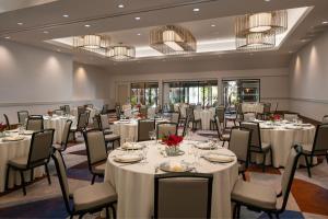 una sala de banquetes con mesas, sillas y lámparas de araña en Sheraton Palo Alto Hotel en Palo Alto