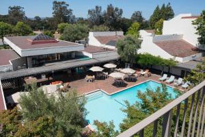 una vista aérea de un hotel con piscina en Sheraton Palo Alto Hotel en Palo Alto