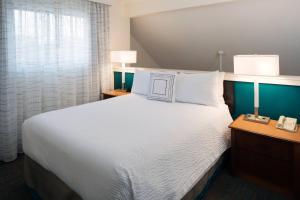 um quarto com uma grande cama branca e uma janela em Residence Inn Richmond West End em Richmond