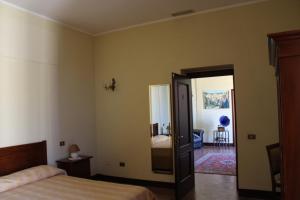 アルトモンテにあるB&B Palazzo Pancaroのベッドルーム1室(ベッド1台付)、