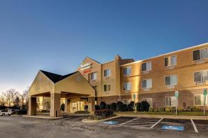 ウッドブリッジにあるFairfield Inn and Suites by Marriott Potomac Mills Woodbridgeの駐車場付きホテル