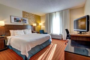 ウッドブリッジにあるFairfield Inn and Suites by Marriott Potomac Mills Woodbridgeのベッド1台、薄型テレビが備わるホテルルームです。