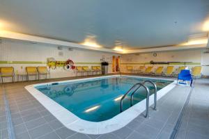 una gran piscina en una habitación de hotel en Fairfield Inn and Suites by Marriott Potomac Mills Woodbridge, en Woodbridge