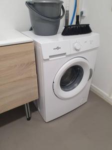 una lavatrice con un secchio sopra di Appartement neuf, très lumineux a Hautot-sur-Mer