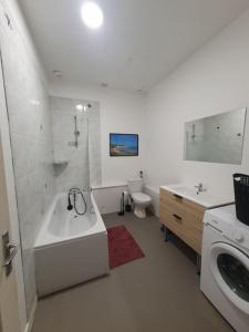 bagno con vasca, lavandino e servizi igienici di Appartement neuf, très lumineux a Hautot-sur-Mer