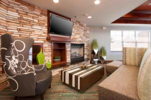 sala de estar con sofá y chimenea en Residence Inn by Marriott San Antonio North Stone Oak, en San Antonio